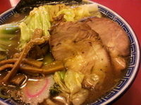 「ラーメン750円+キャベツ150円=900円」@ラーメンいっとくの写真