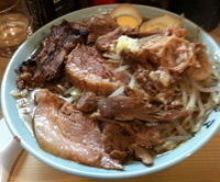 「ブタ入りラーメン（麺半分、ニンニクちょい増し、炙り）1000円+」@ラーメン富士丸 明治通り都電梶原店の写真