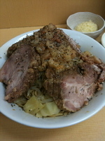 「豚入り汁なし小ラーメン（野菜チョイ増し）950円+生ニンニク50」@ガッツリラーメン めんしろうの写真