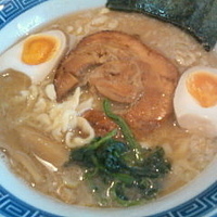 「とんこつしょうゆ煮玉子ら～麺（平打ち麺）750円」@らー麺にしかわの写真