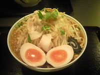 「らーめん中750円（にんにく無し、一味無し、味玉クーポン）」@らーめん 七琉門の写真