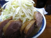 「小豚入りラーメン+味玉（850+100=950円）」@ラーメン二郎 新小金井街道店の写真