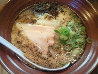 「黒（九州中細麺（カタ麺）+替玉:博多細麺（バリカタ））」@博多 龍ノ髭 宇都宮店の写真