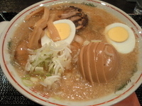 「チャーシューメン 煮玉子」@豚骨背脂ラーメン まるとんの写真