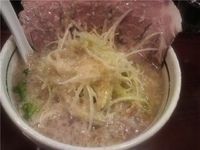 「旬らーめん（こってり:背脂多め）+ニンニク+ばくだん」@麺屋 旬の写真
