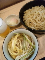 「つけ麺昆布醤油味+ビール+クーポンサービス温泉卵」@小麦と肉 桃の木の写真