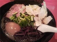 「豚そば黒+煮玉子+替え玉（細麺:バリカタ）」@笑堂の写真