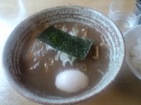 「煮魚出汁らーめん（ランチサービス味付玉子）」@つけめん 美豚 あきる野店の写真