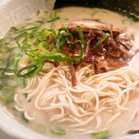 「博多ラーメン（ハリガネ）￥500 、替え玉（バリカタ）￥0」@博多天神 新宿御苑店の写真