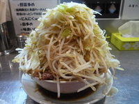 「ラーメン 大盛り ヤサイトリプルニンニクカラメアブラ 700円」@オリジナル極太麺 らーめん天の写真