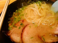 「半額ラーメン（牛骨ホワイト）+チャーシュー（350円+200円）」@ゑびす印の大笑軒 かめ家の写真