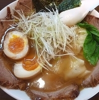 「煮干ラーメン（味玉+ネギ+ワンタン+チャーシュートッピング）」@真ごころラーメン竹の写真