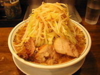 「ラーメン（野菜・普通、背脂・普通、ニンニクなし）」@麺屋 神やぐらの写真