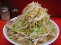 「小豚ダブル850円+野菜マシマシ・カラメ（無料）」@ラーメン二郎 神田神保町店の写真