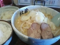 「味噌ラーメン700円+半もつ煮とライス250円」@ラーメン紋蔵の写真