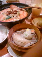 「赤坦々麺セット（赤坦々麺+本日の点心+ドリンクバー+ライスお替り」@四川担々麺荘 彩たまやの写真