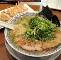 「とんこつ白醤 + ドッカンねぎ + 餃子 （クーポン）」@丸源ラーメン 月見町店の写真