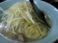 「塩ネギラーメン700円+中盛100円=800円」@山下家の写真