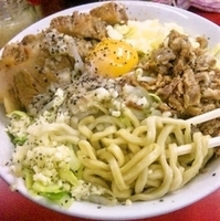 「汁なし（ヤサイニンニクダブル）+豚入り 780円+200円=98」@らーめん豚喜の写真