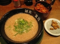 「工場ラーメン590円（揚げニンニクサービス）」@河童ラーメン本舗 千日前店の写真