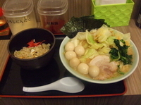 「醤油ラーメン半チャーハンセット+（うずら、キャベツ、海苔サーベス」@横浜家系ラーメン 港家の写真