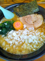 「濃厚黒拉（750円）+タマネギ増し（50円）」@千葉拉麺倶楽部 拉通（ra2）の写真