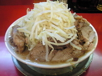 「ラーメン（トッピング ヤサイ）700円+小豚150円」@ジャンクガレッジ 東大宮店の写真