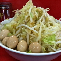 「小ラーメン（ニンニク少し・野菜増し￥700）うずら卵5コ（￥10」@ラーメン二郎 茨城守谷店の写真