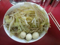 「小ラーメン+うずら（ヤサイ・ニンニク・カラメ）」@ラーメン二郎 茨城守谷店の写真