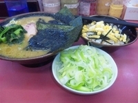 「ラーメン 630円 + 半ライス（海苔タマゴまぶし）60円」@王道家の写真