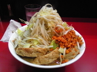 「豚ラーメン（850円）+野菜マシ辛揚げ（コール）」@千里眼の写真