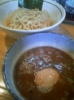 「煮魚出汁つけ麺 サービスの味玉」@つけめん らーめん 美豚 六角橋店の写真
