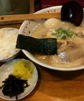 「チャーシューめん900円+味玉（クーポン）+半ライス&お新香（ラ」@とんこつらーめん 笑丸の写真