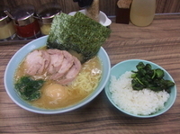 「半熟チャーシューラーメン（950円）+ライス（無料）」@横浜ラーメン 武蔵家 中野本店の写真