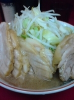 「小豚入り（ヤサイ）」@ラーメン二郎 湘南藤沢店の写真