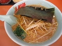 「ピリ辛味噌ラーメン690円（麺硬め、味濃いめ、油普通）」@ラーメン山岡家 土浦店の写真