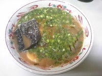 「博多ラーメン+タカナ（サービス）+替え玉」@とんきちの写真