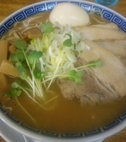 「ラーメン（中盛りサービス）650円+小ブタ150円+ライス100」@明心角ふじの写真