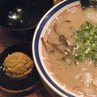 「らーめん（￥680）赤オニ（￥100）」@博多長浜らーめん 田中商店の写真