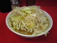 「小ラーメン（650円）+野菜マシ（コール）」@ラーメン二郎 千住大橋駅前店の写真