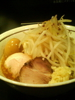 「ィ夜の味噌そば+にんにく（無料トッピング）+絶妙半熟煮玉子」@我流旨味ソバ 地雷源の写真