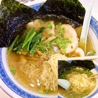 「ラーメン（極細麺+サービス替玉太さ普通） 700円」@ラーメン サム吉の写真