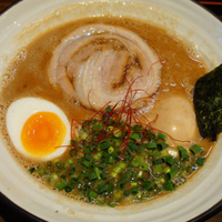 「秀虎とま辛とんこつ 780円 + 味玉 100円」@とんこつ屋 秀虎の写真