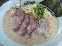 「【定番】ネギチャーシューメン（背脂多め）+餃子」@ラーメンショップ ニューシャトル東宮原駅前店の写真