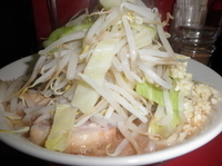 「小ラーメン+豚+野菜・ニンニク増し 「680円+200円+無料」」@らーめん豚喜の写真