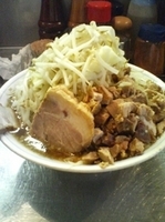 「ラーメン600円 細切れ豚70円 ヤサイ多め」@らーめん大 大久保店の写真