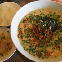 「白胡麻担々麺880円（ランチは漬物+ライスがサービス?）」@いろは茶房の写真