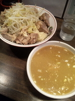 「つけラーメン + ほぐしチャーシュー （麺固め ニンニク少し 野」@らーめん大 三鷹店の写真