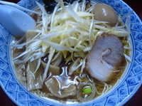 「ネギらーめん+味玉（950円+クーポン無料）」@まんぼう亭の写真
