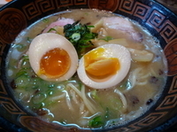 「魚介風しょうゆらーめん<こってり>（+煮玉子）」@拉麺のスゝメ 諭吉の写真